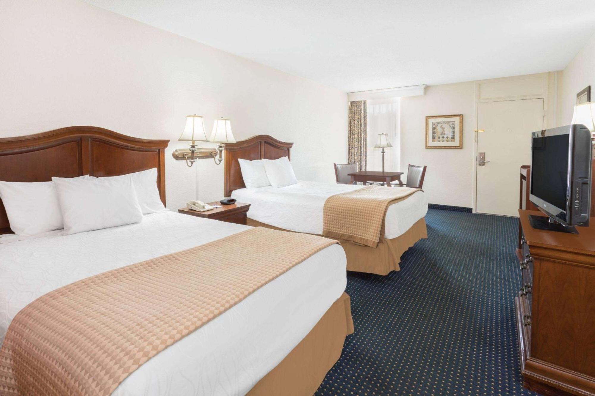 Baymont By Wyndham Rocky Mount I-95 Hotel Екстериор снимка