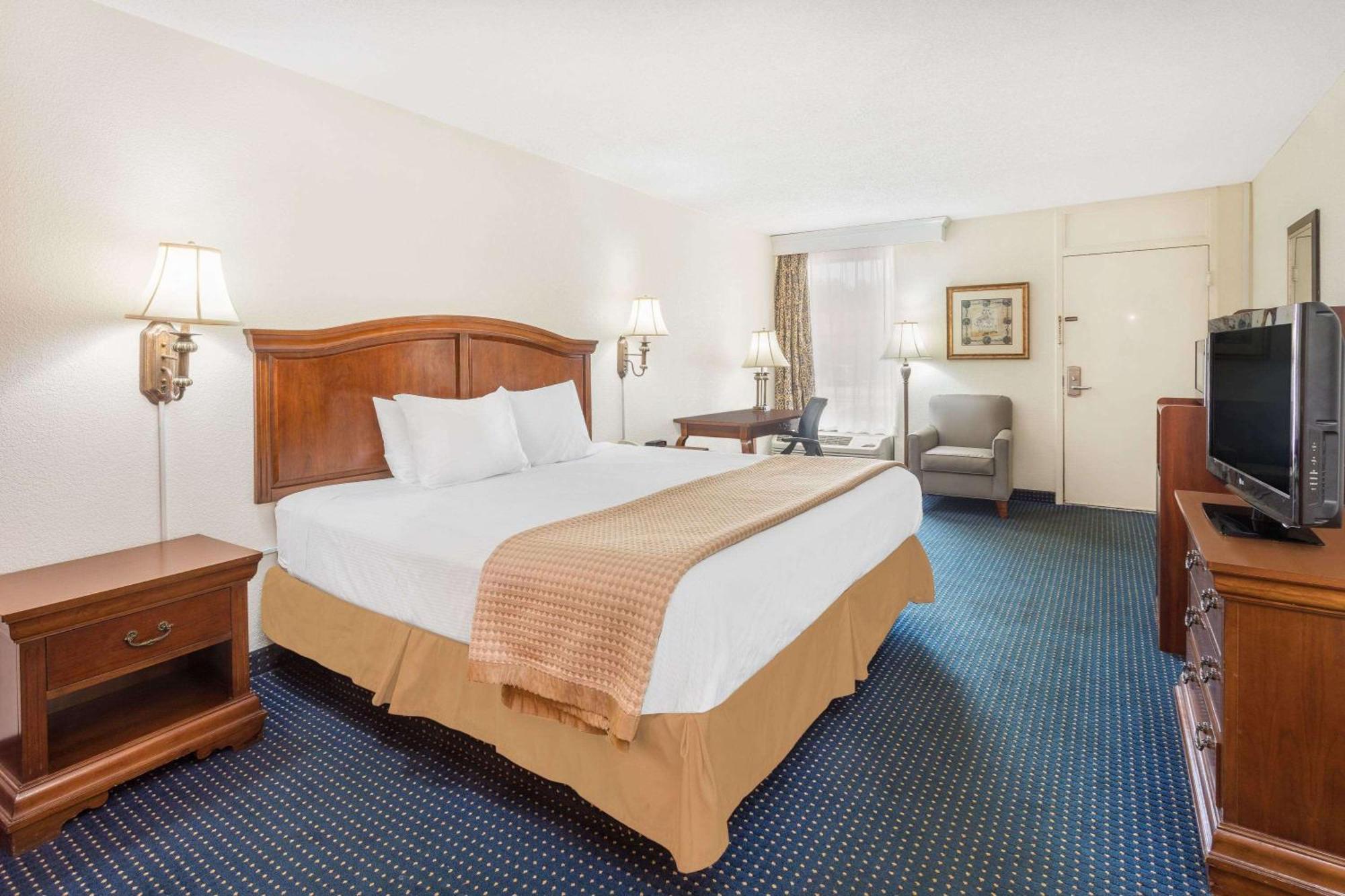 Baymont By Wyndham Rocky Mount I-95 Hotel Екстериор снимка